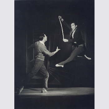 Enkelmann, Siegfried: Luftsprung mit Seil. Sehr schöne Originalfotografie.