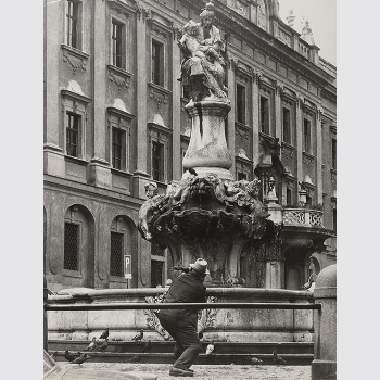 Bauer, Karlheinz: Hobbyfotograf, am Brunnen in Passau um 1962