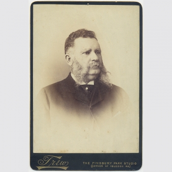 Trew (Finsbury Park Studio), Kabinettfoto, Halbportrait um 1885