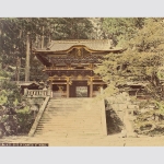 Japan. Gate of Eaimitsu at Nikko. Handkolorierter Albumin-Abzug um 1890.
