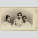 Krüger & Skowranek, Berlin. Drei jungen Frauen, um 1880