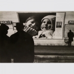 Bauer, Karlheinz: Paris - Pigalle, Grossflächenwerbung in der Metro, um 1960