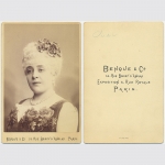 Benque, Wilhelm & Co.: Kabinettfotografie der Schauspielerin Anna Judic, 1885