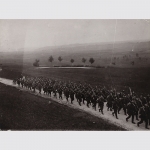 Haeckel, Gebrüder (Berlin): Infanterie im Manövergelände um 1914