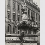 Bauer, Karlheinz: Hobbyfotograf, am Brunnen in Passau um 1962