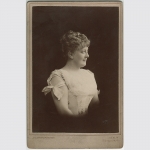 Raabe, Hedwig (Schauspielerin). Foto von J. C. Schaarwächter, 1885
